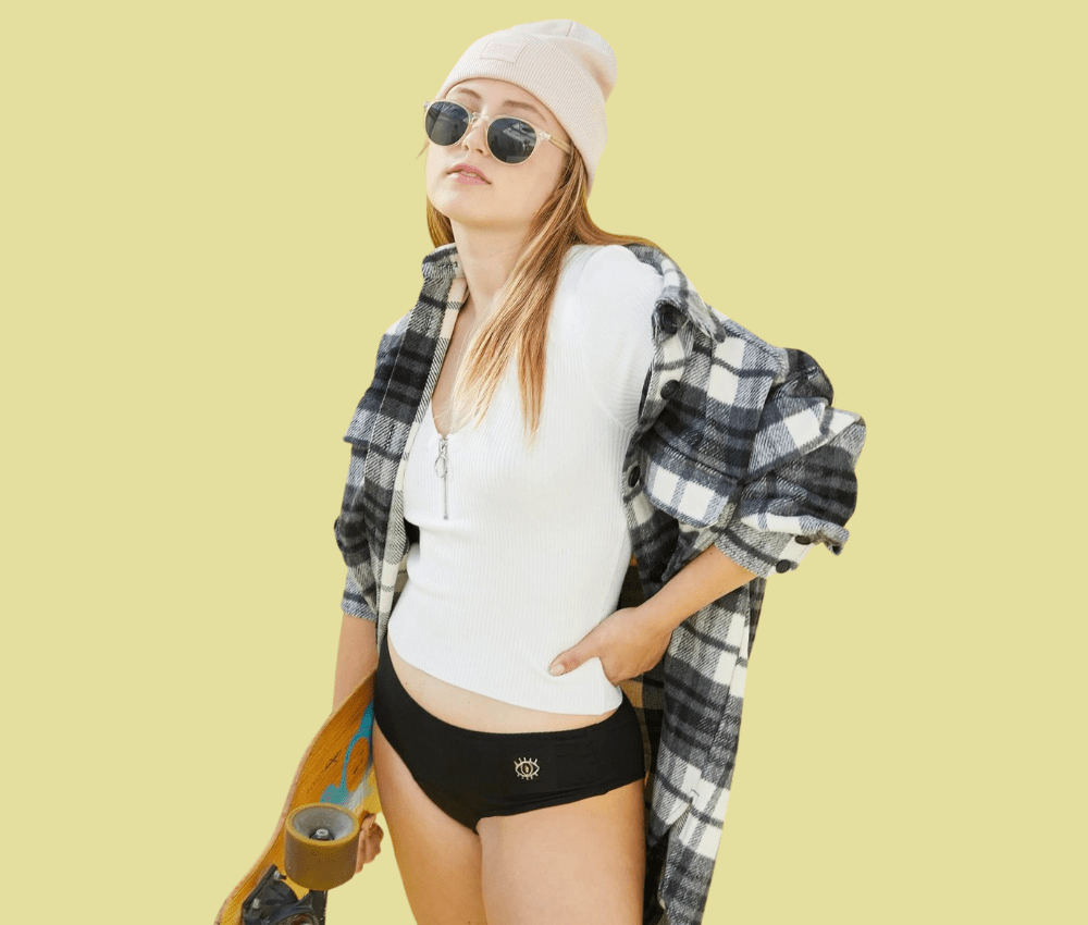 Mannequin shorty tattoo oeil fond jaune claire sisters republic